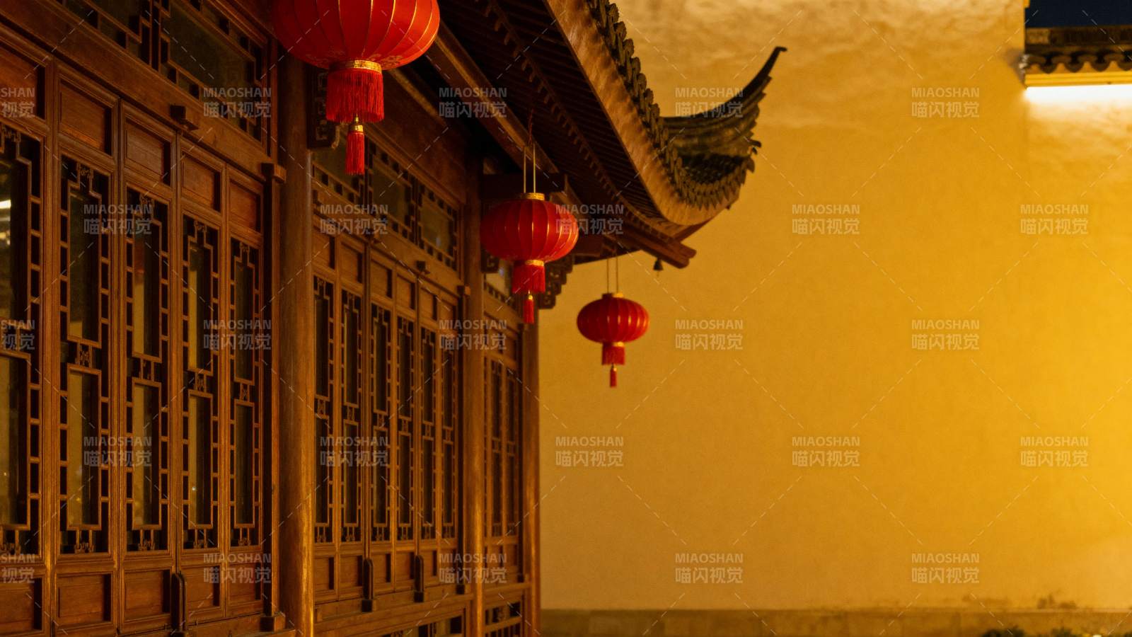 古建筑夜景红灯笼图片