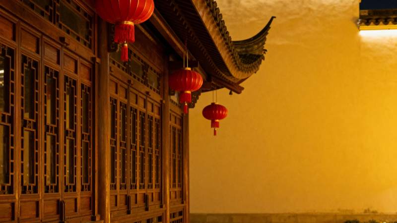 古建筑夜景红灯笼图片