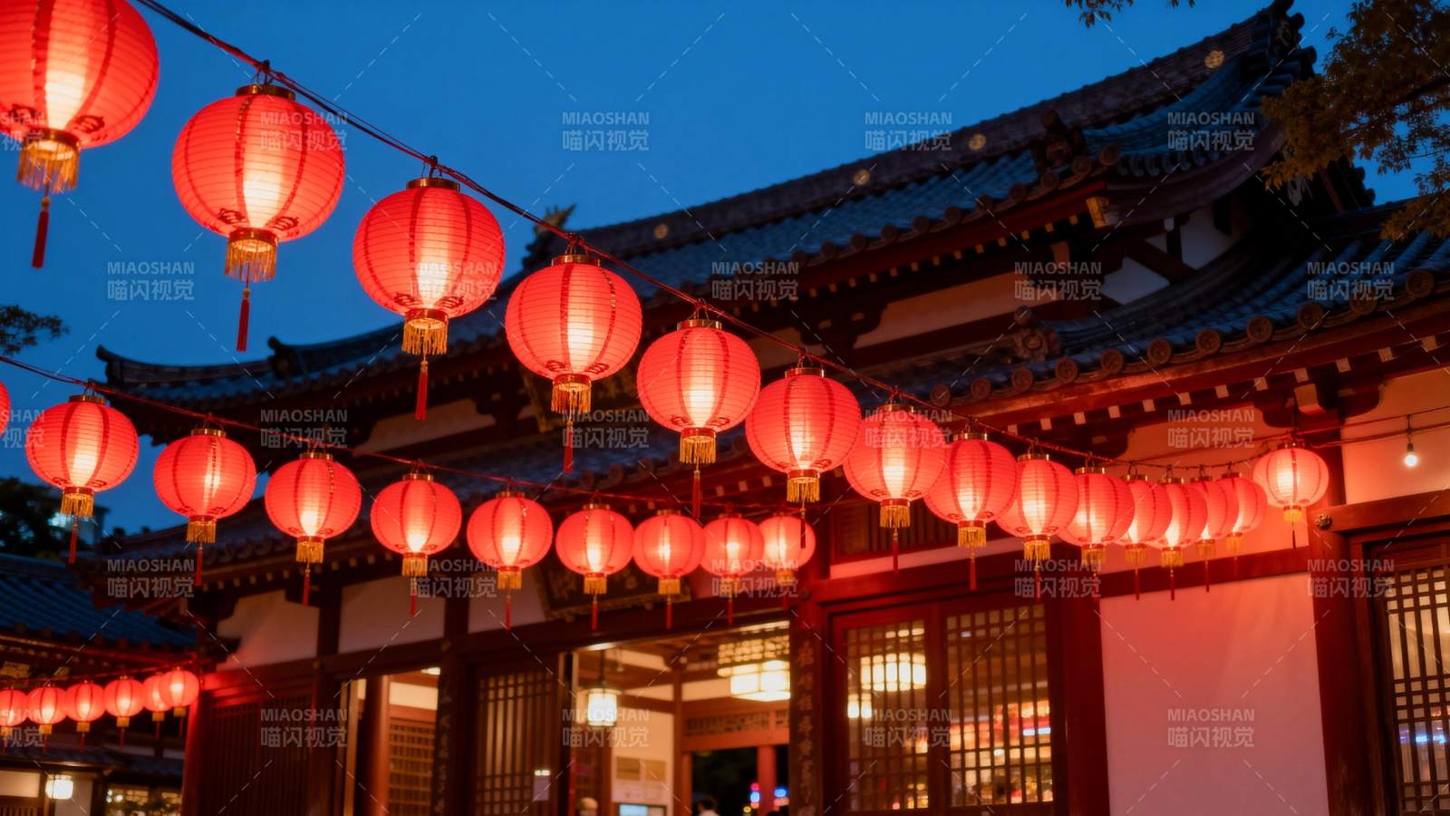 红灯笼映古寺夜景图片