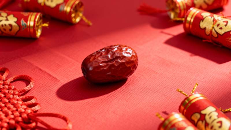 红桌上的红枣与鞭炮图片