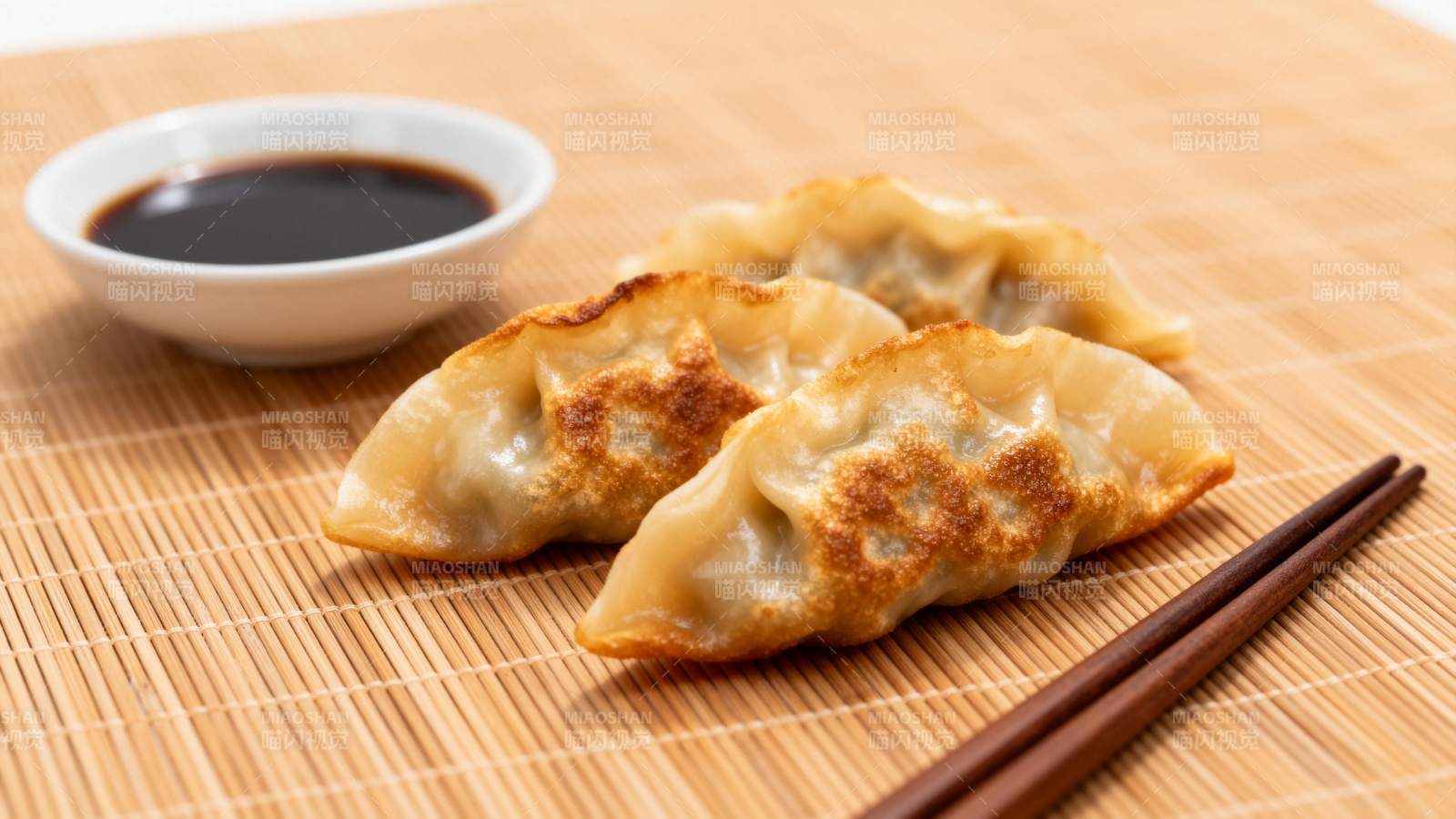 煎饺配酱油图片