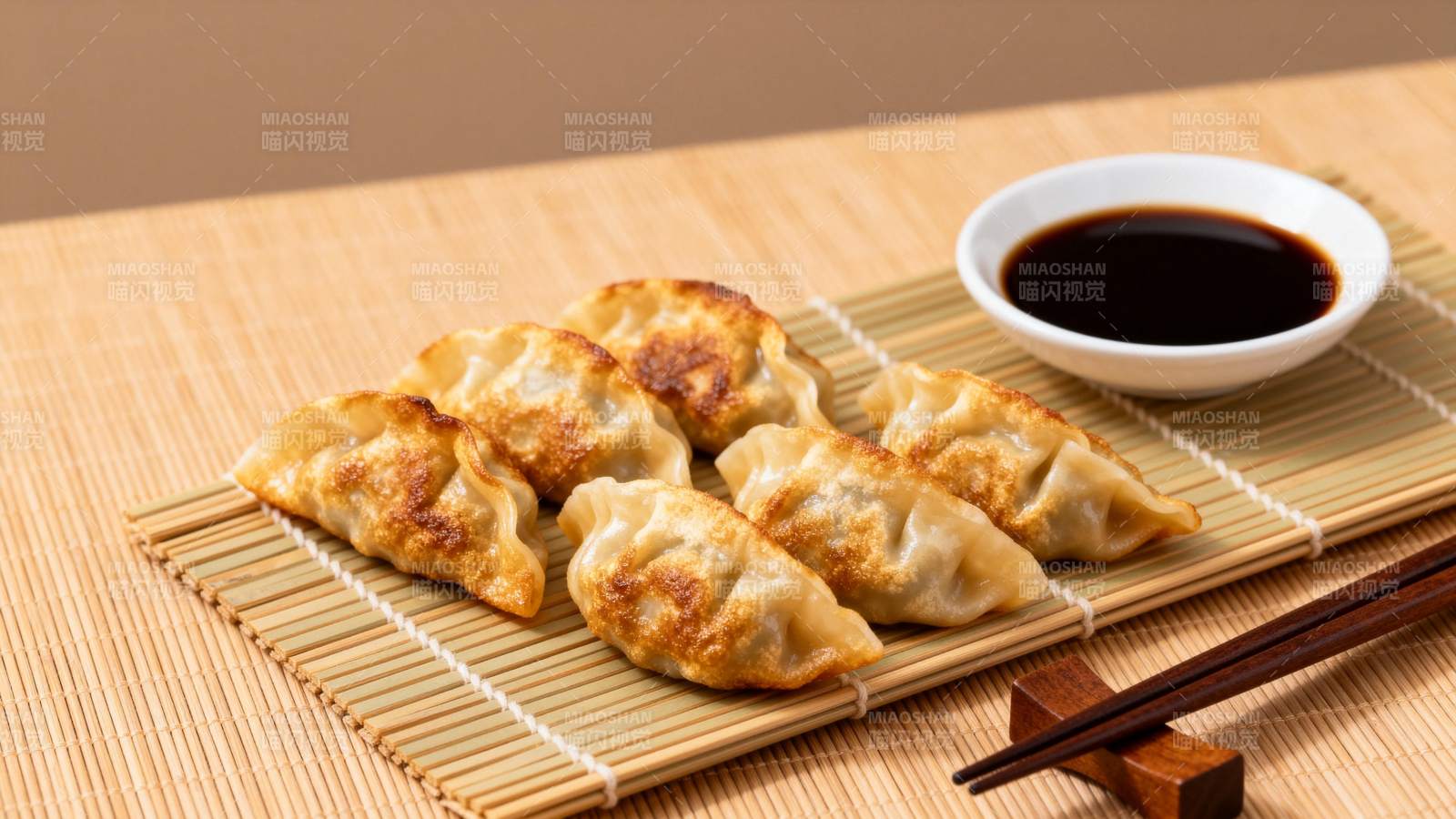 金黄煎饺配酱油图片