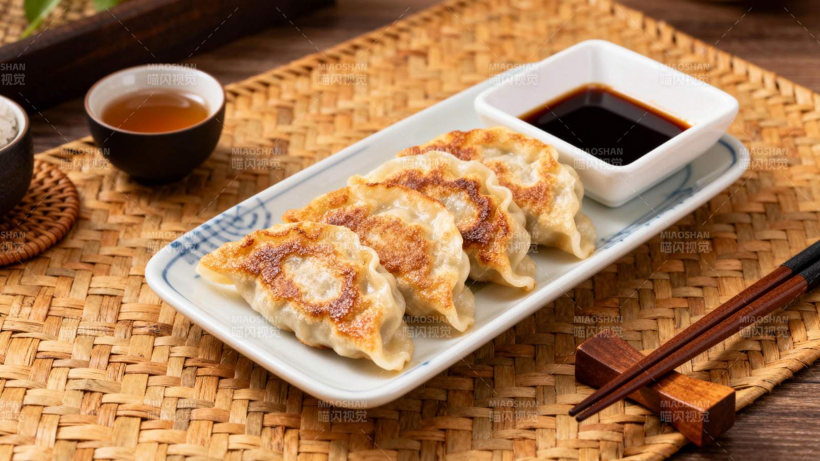 煎饺配酱油图片