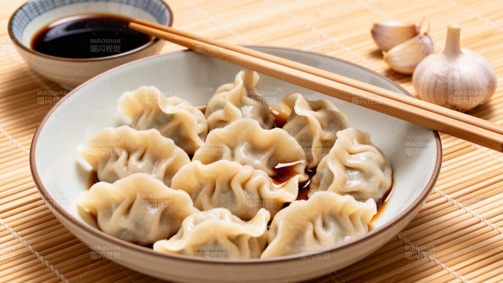 美味饺子配酱油图片