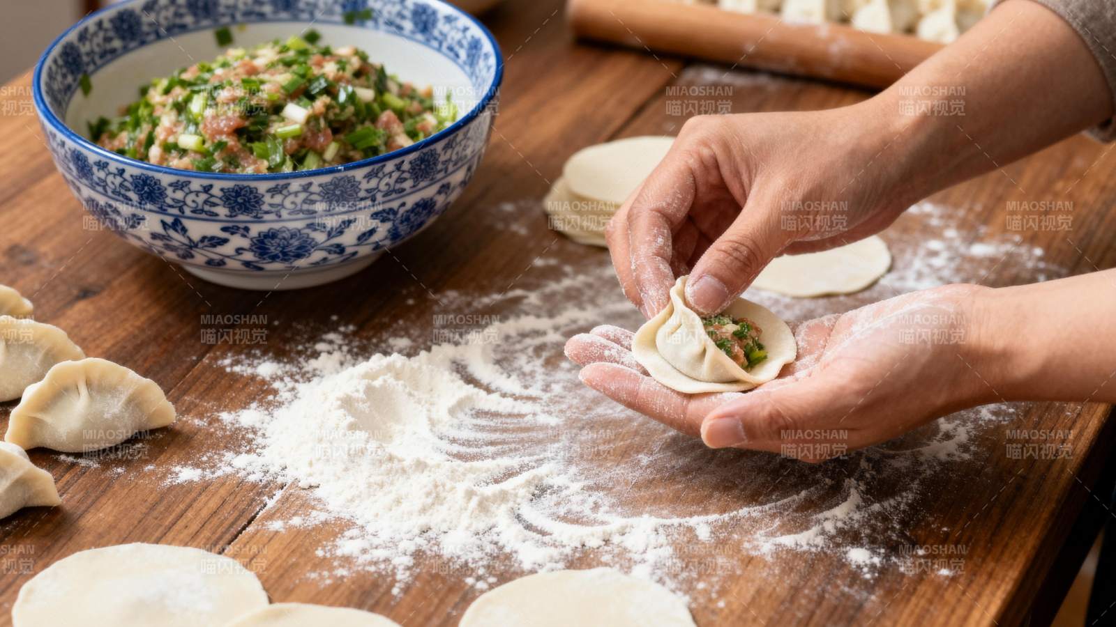 包饺子的温馨瞬间图片