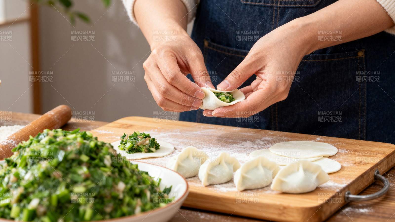 包饺子的温馨瞬间图片