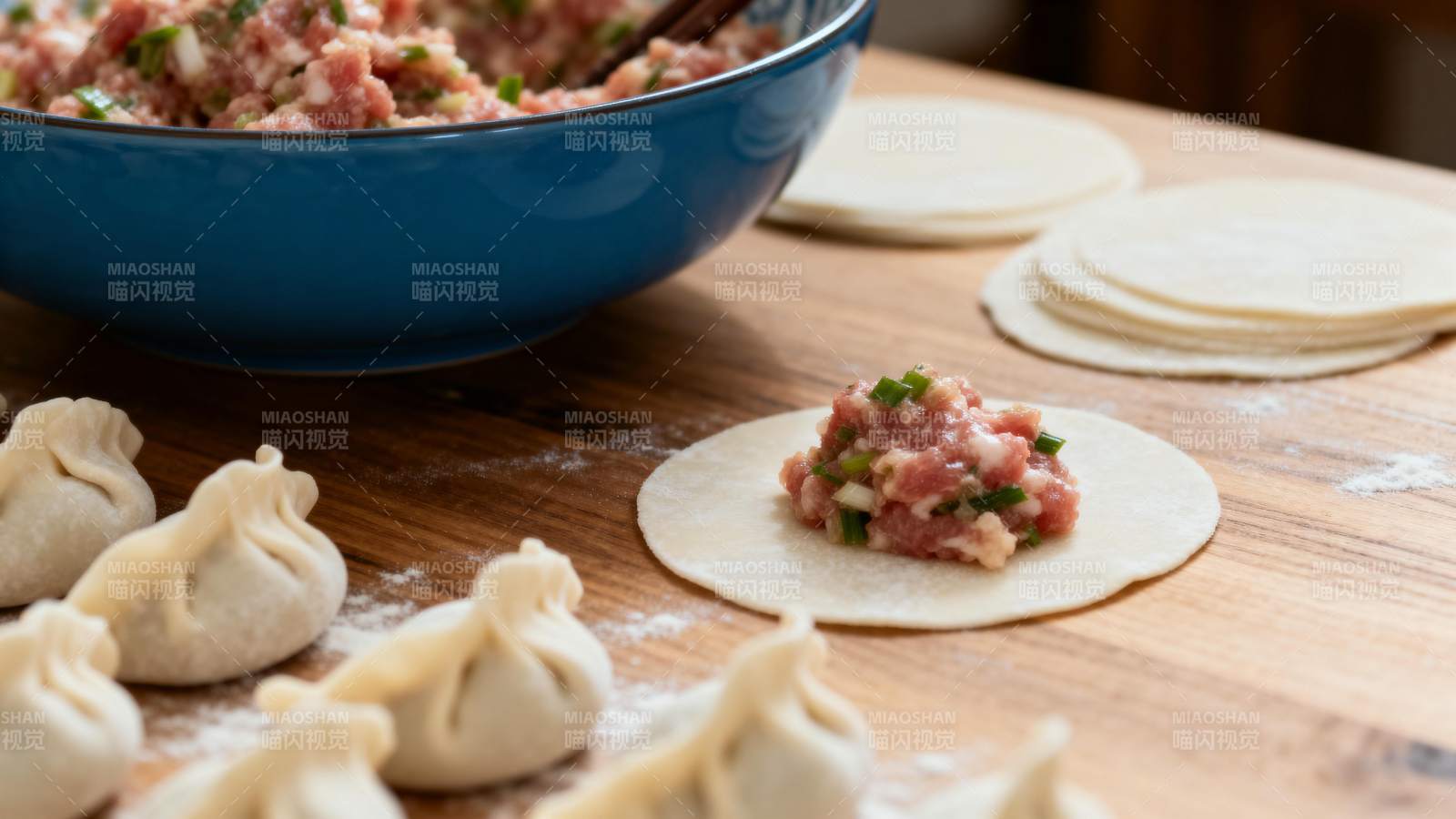 包饺子准备中图片