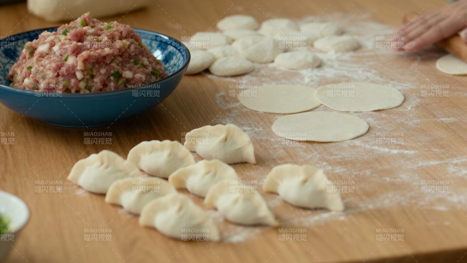 手工包饺子场景图片