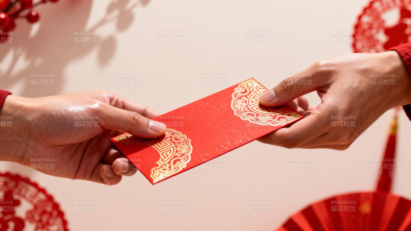 传递红包 喜庆迎新图片
