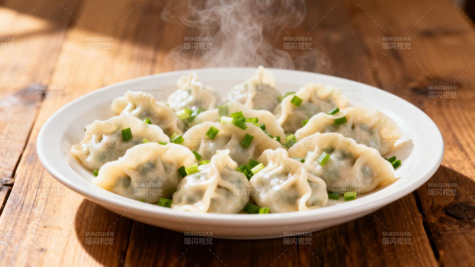 热腾腾的饺子图片