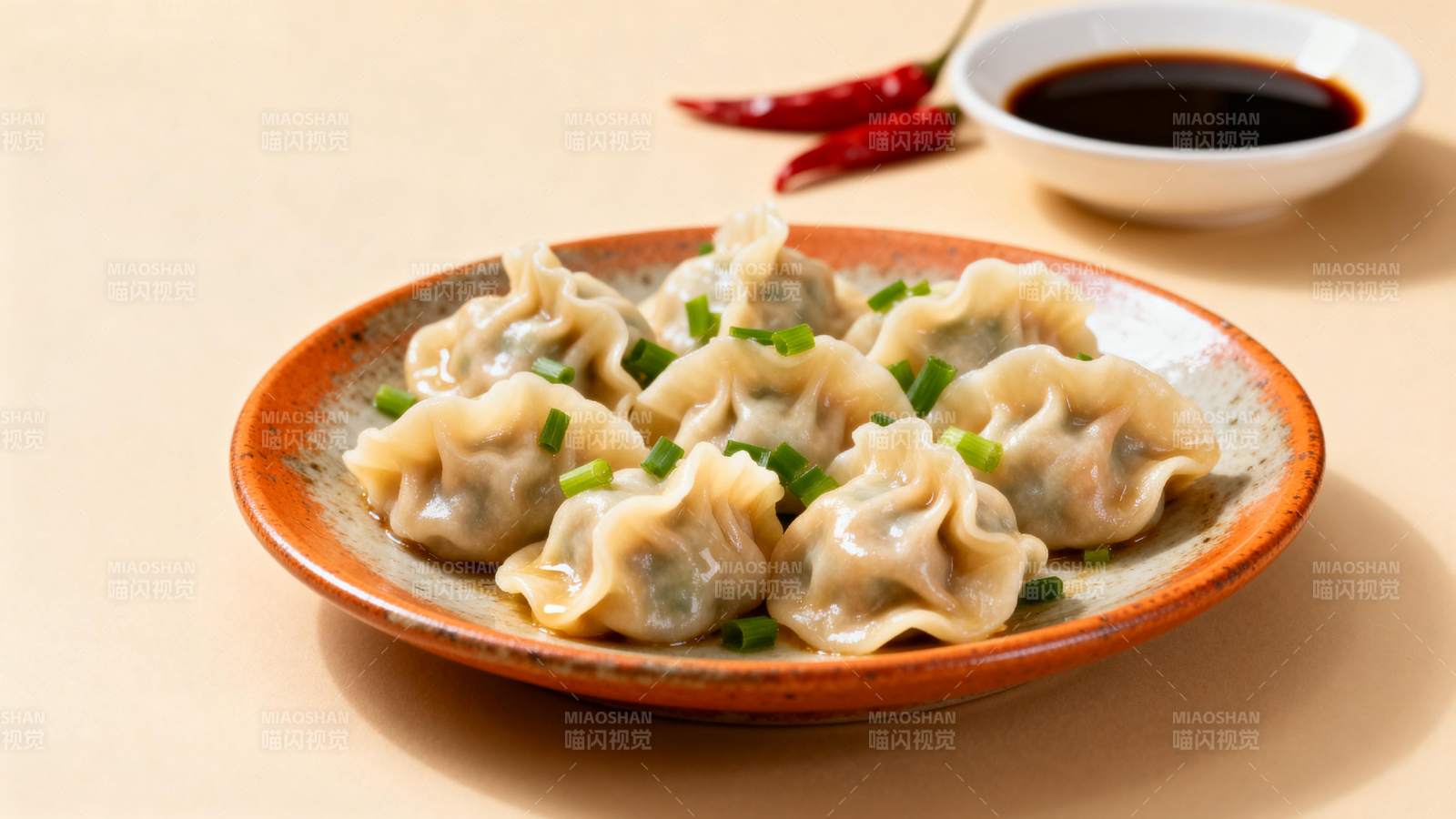 美味饺子配蘸酱图片