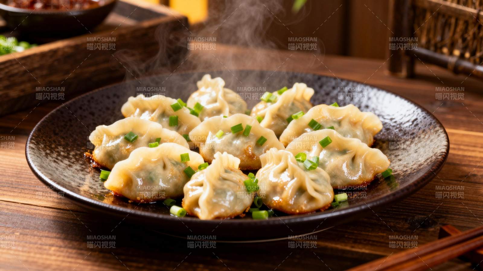 热腾腾的煎饺图片