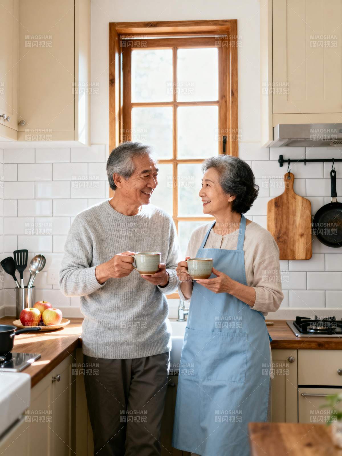 厨房里的温馨时光图片