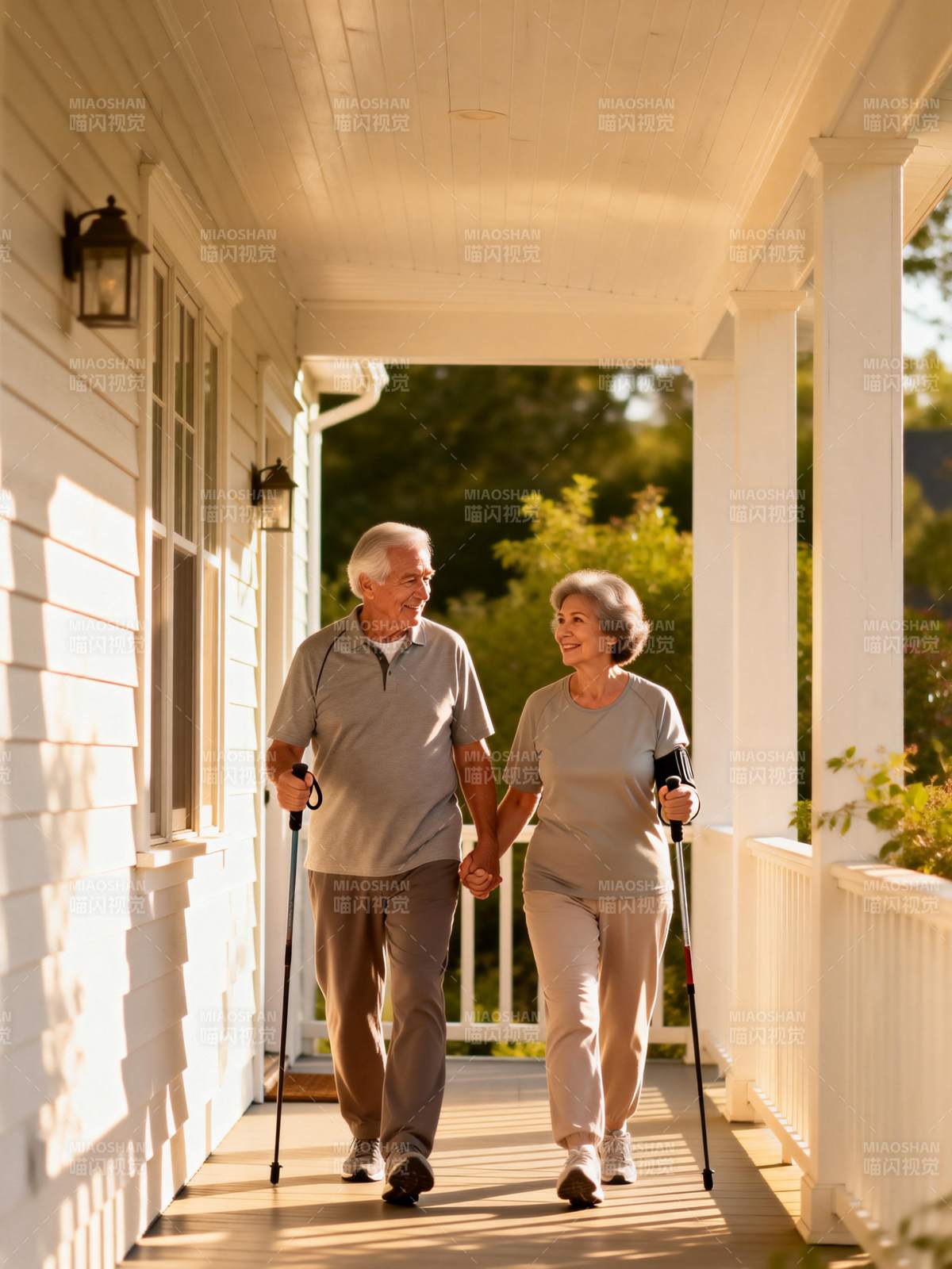 夕阳下的温馨散步图片