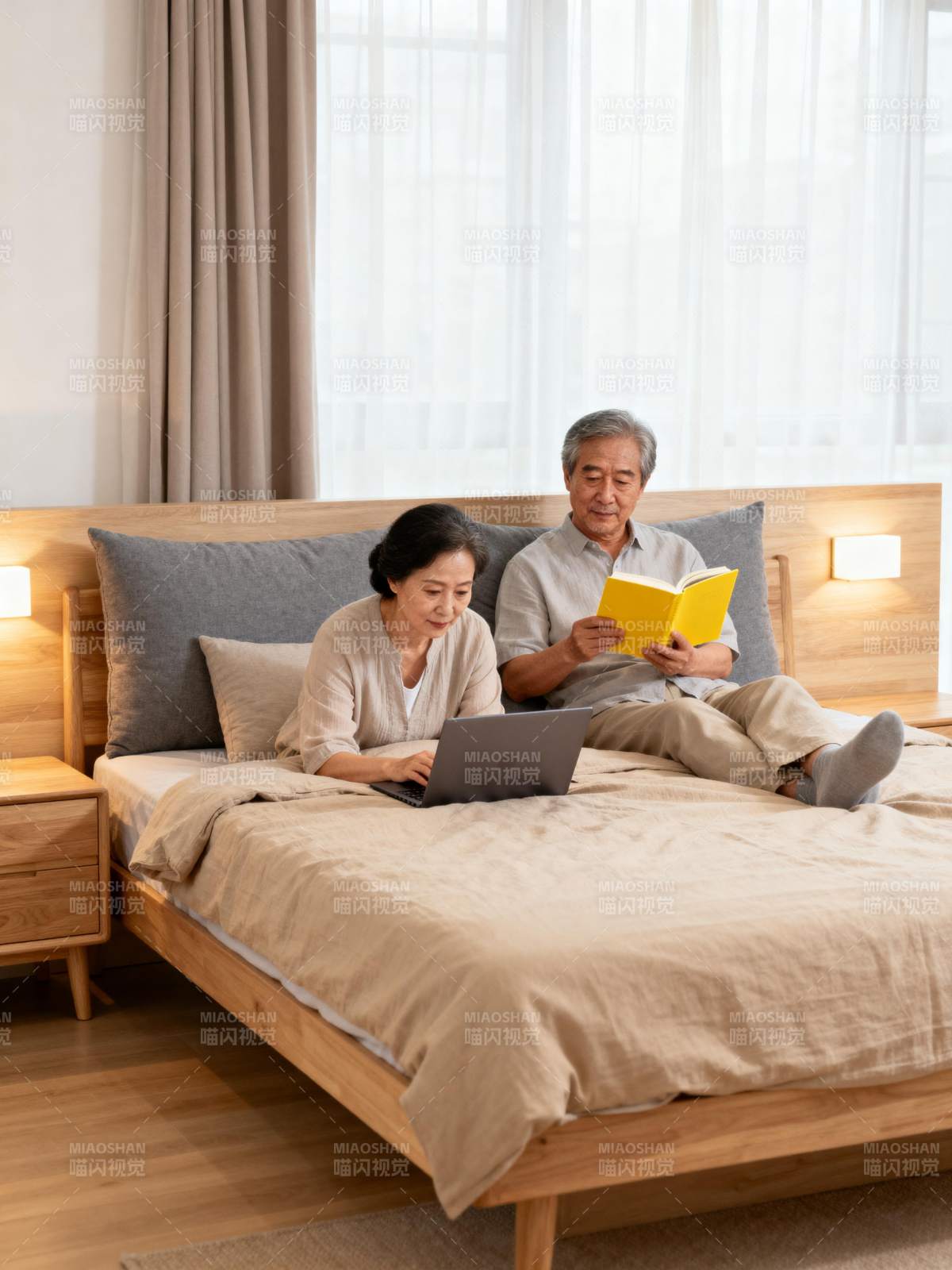 温馨床畔共度时光图片