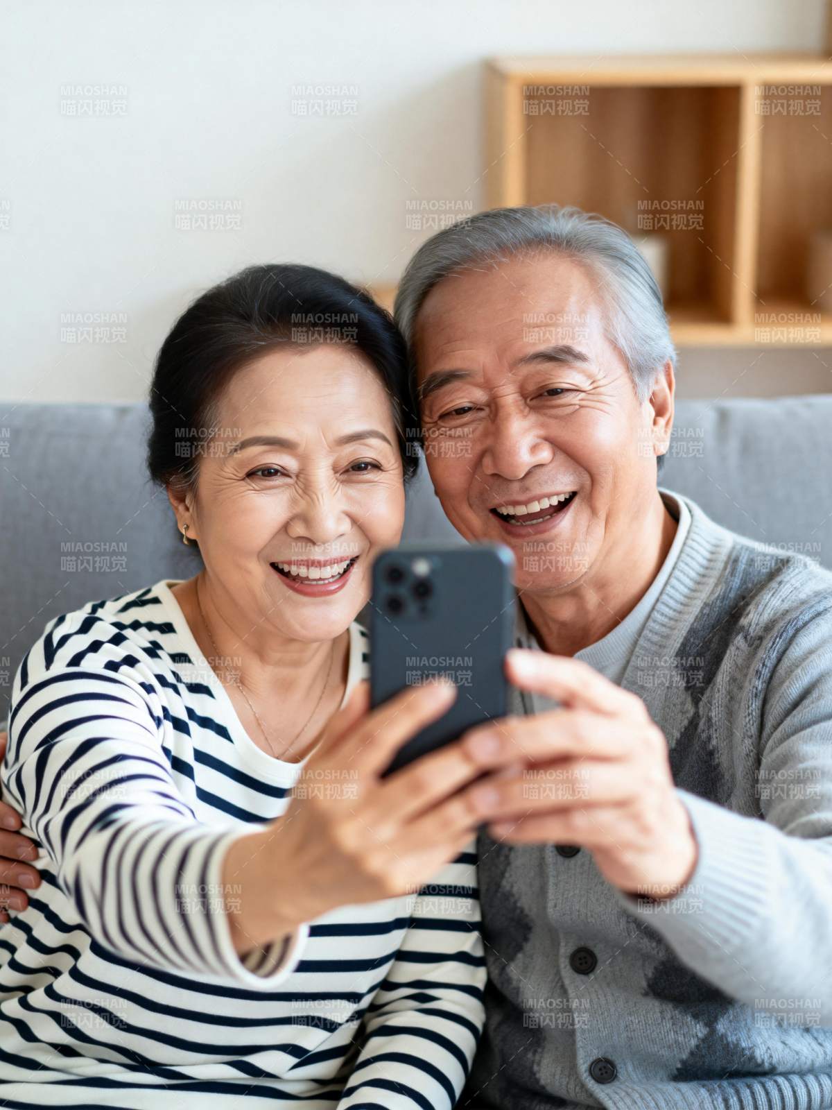 温馨自拍 笑容满溢图片