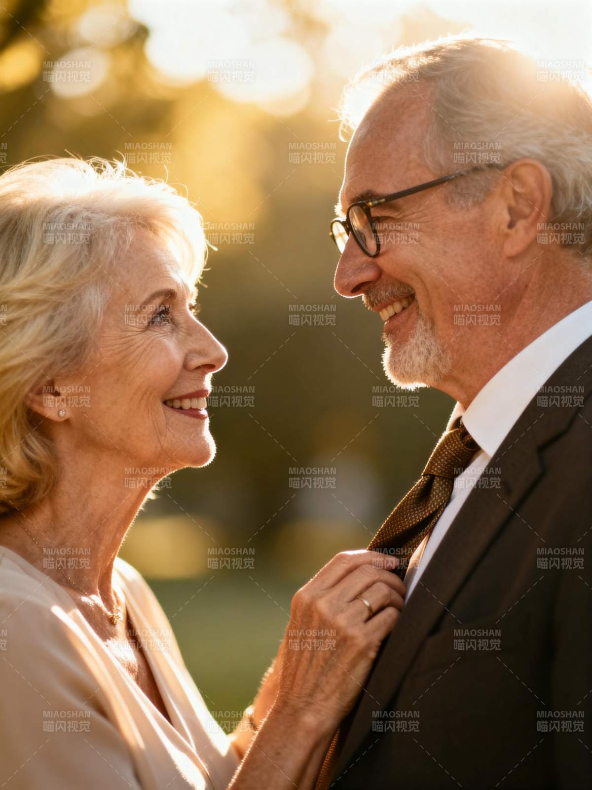 夕阳下的深情对视图片