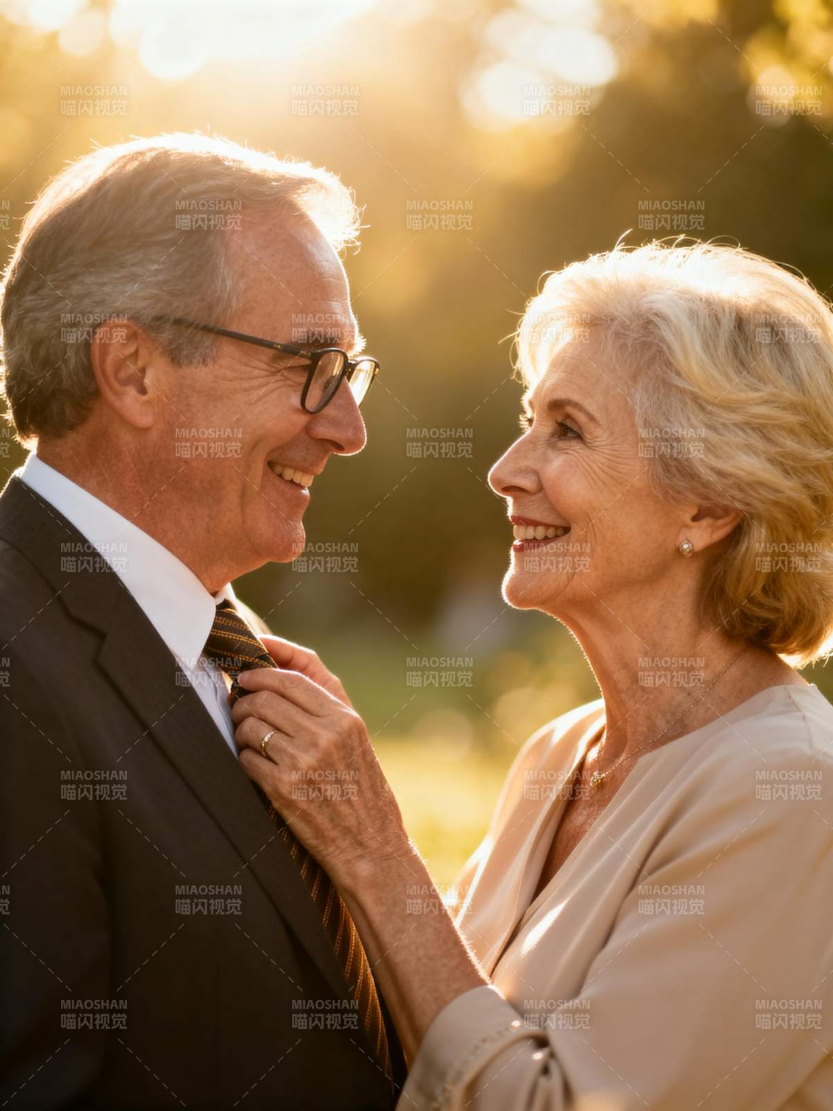 夕阳下的深情对望图片