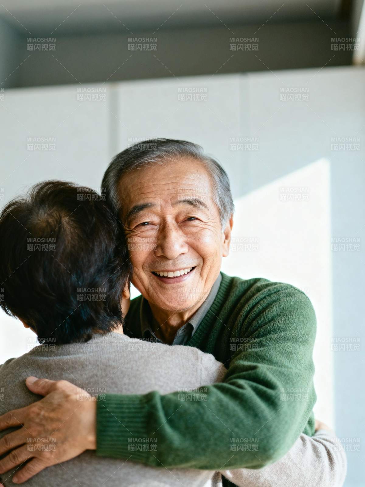 温馨拥抱 笑容满面图片