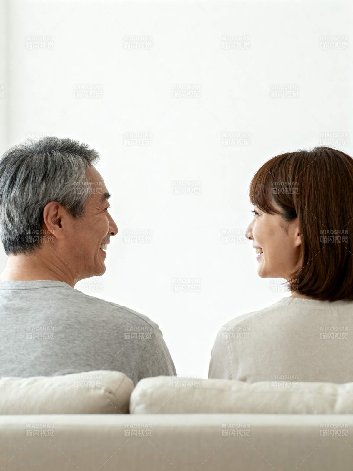 温馨对话的两人图片