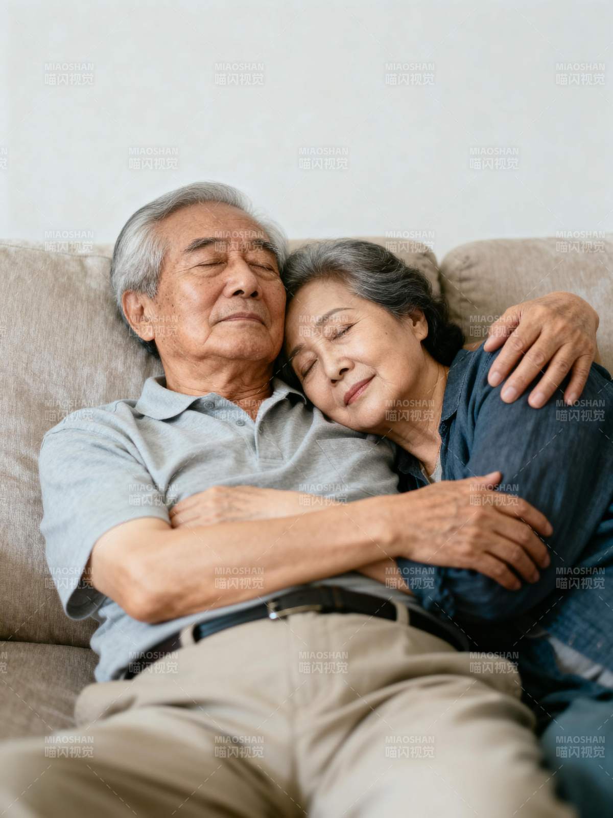 相拥而眠的老人图片