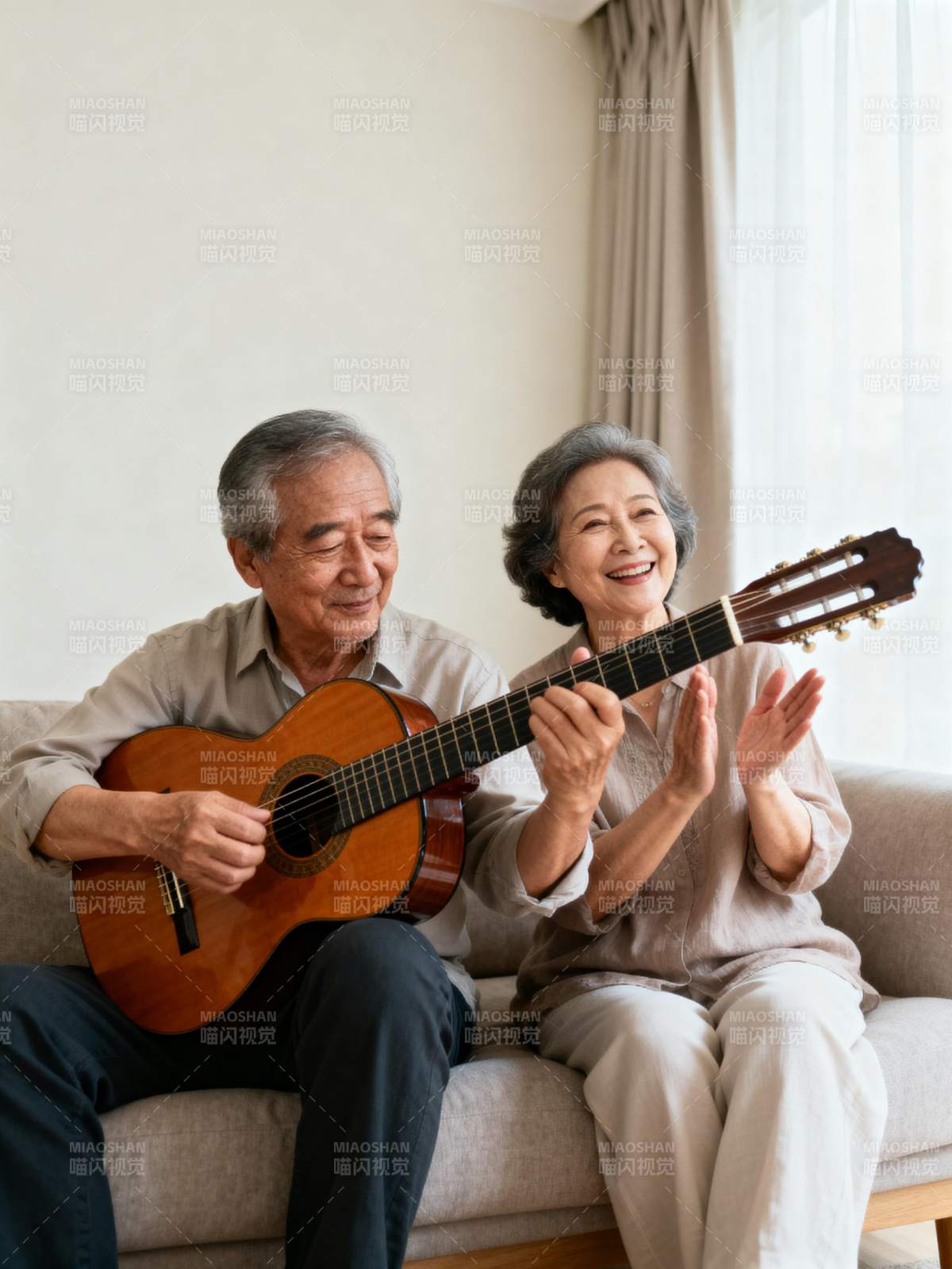 老伴弹吉他欢笑图片