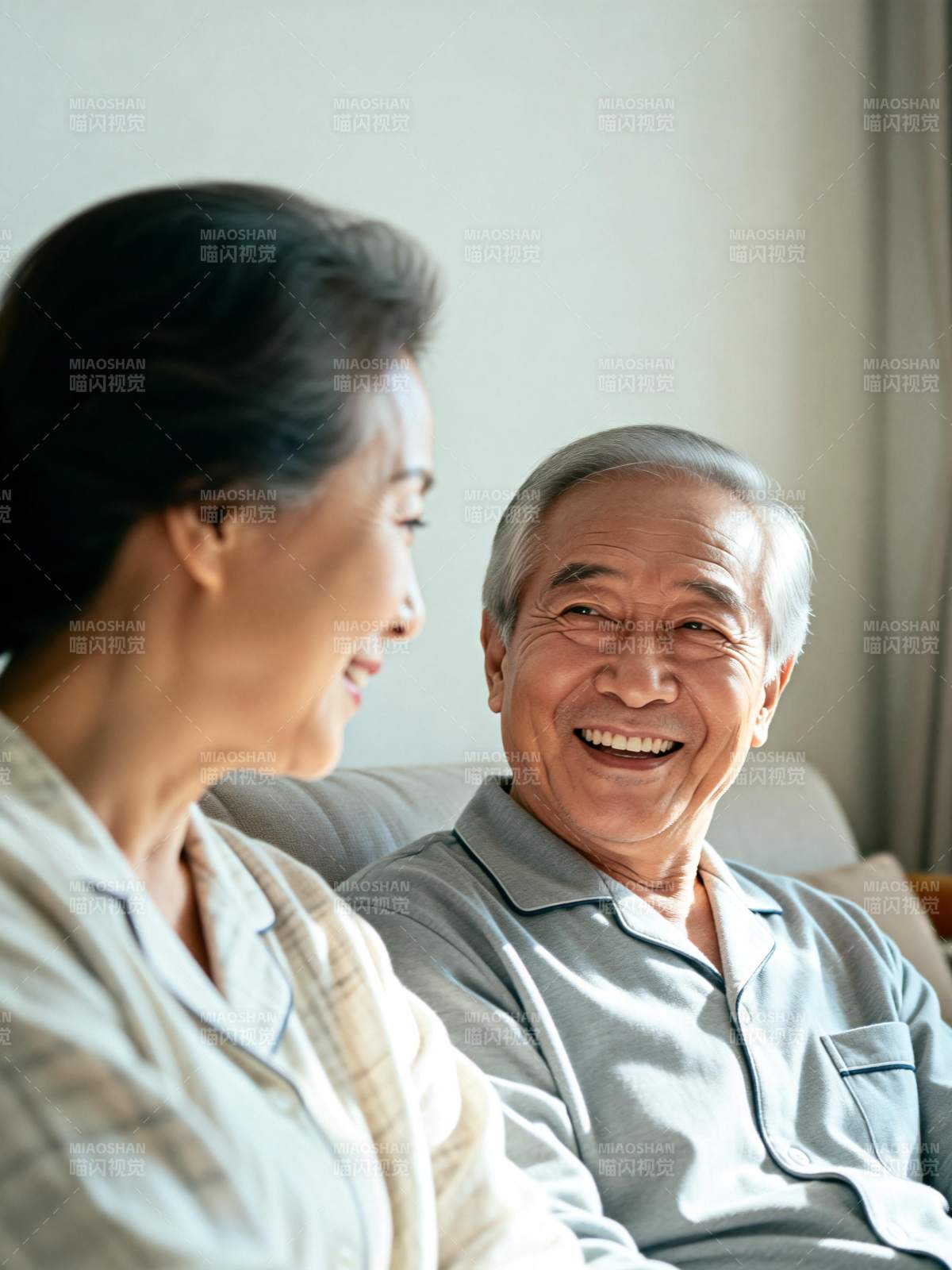 温馨相伴 笑容满面图片