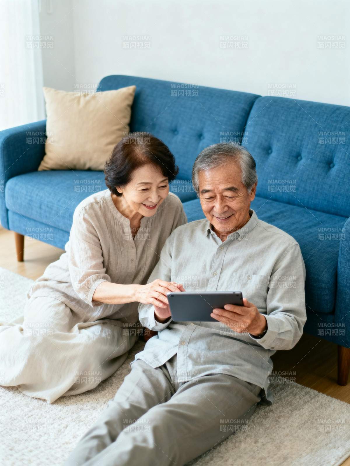 老夫妻共赏平板图片