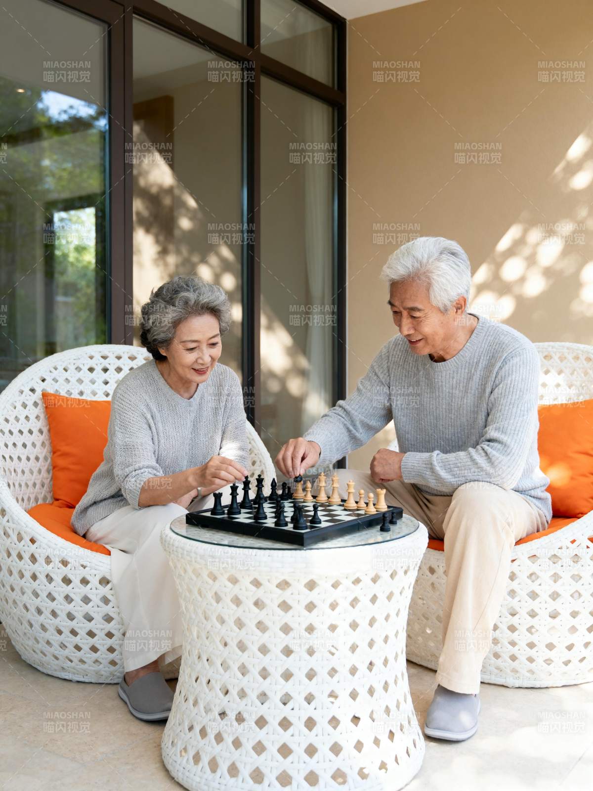 老夫妇对弈棋局图片