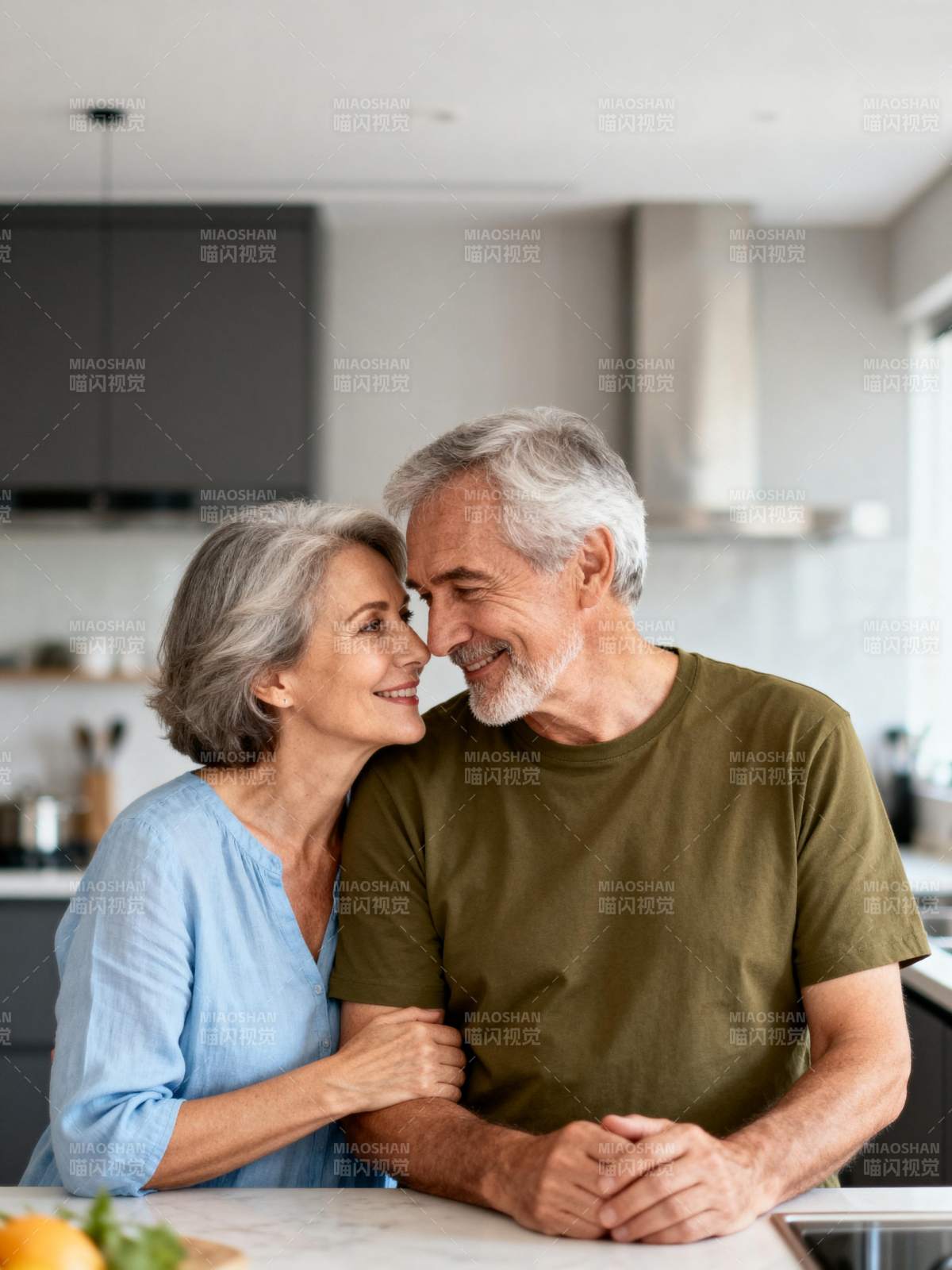 温馨厨房里的爱图片