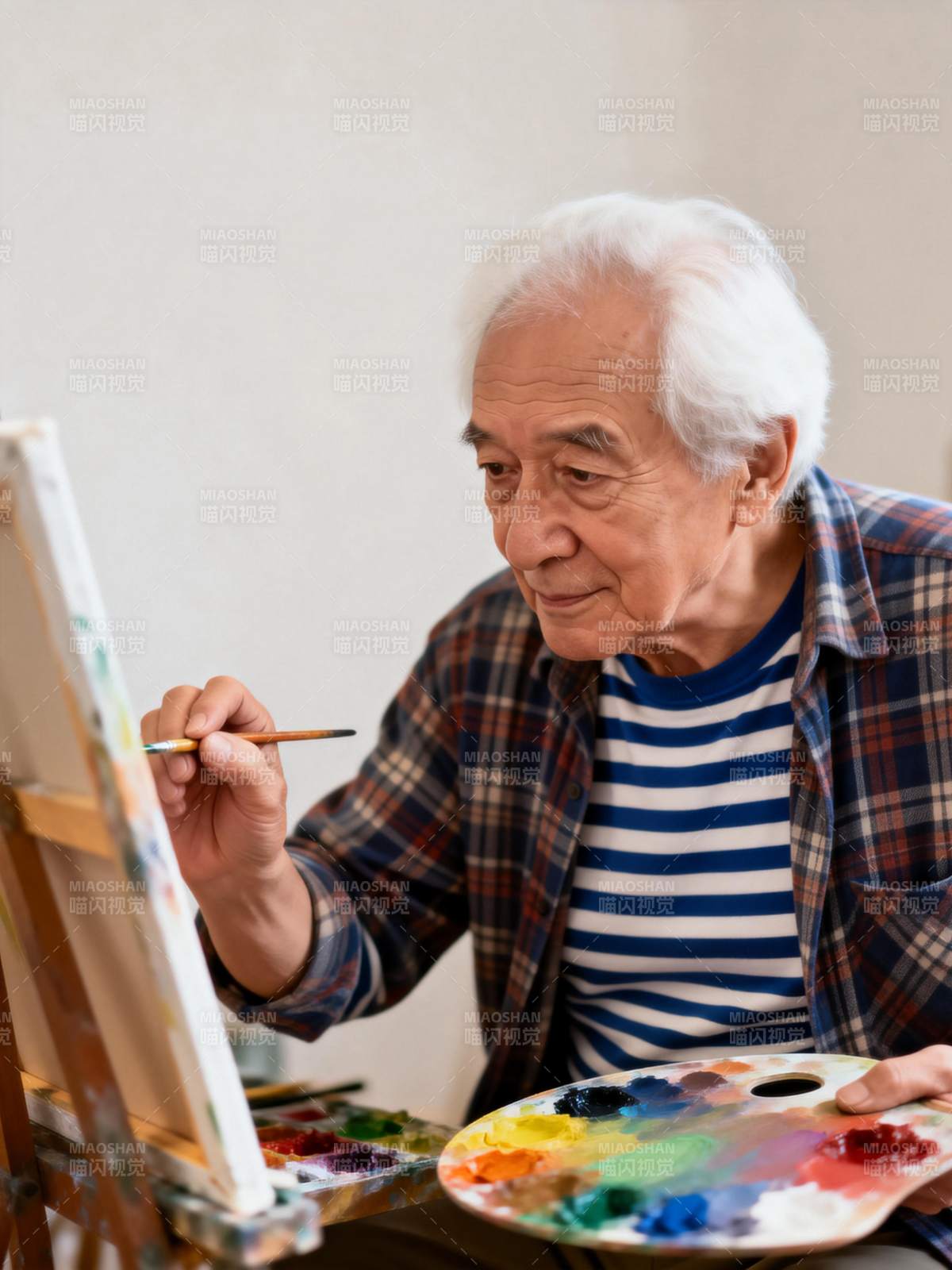 老人专注作画图片