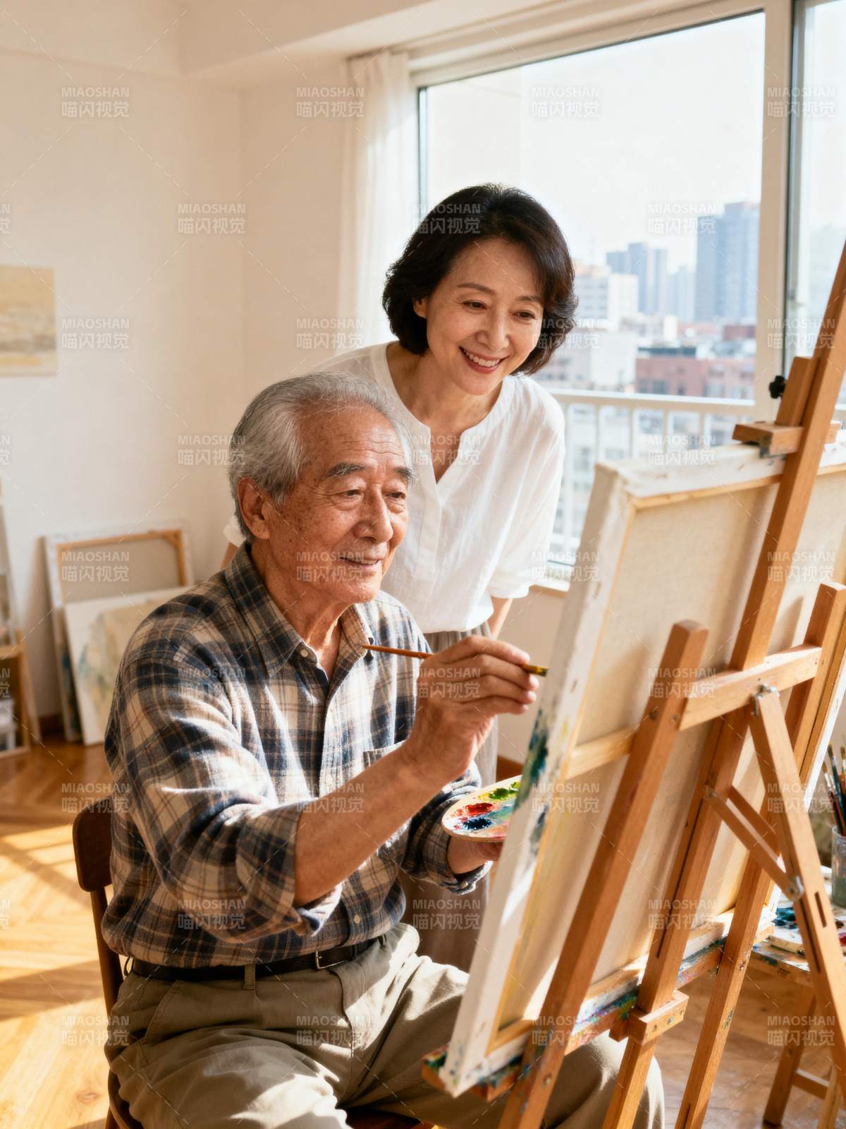 老夫妻共绘美好时光图片