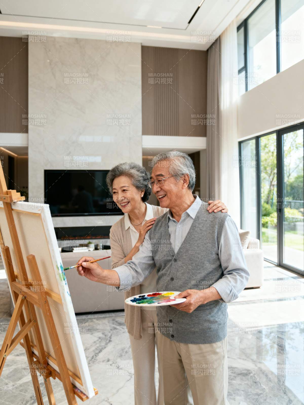 老年夫妇共绘美好图片