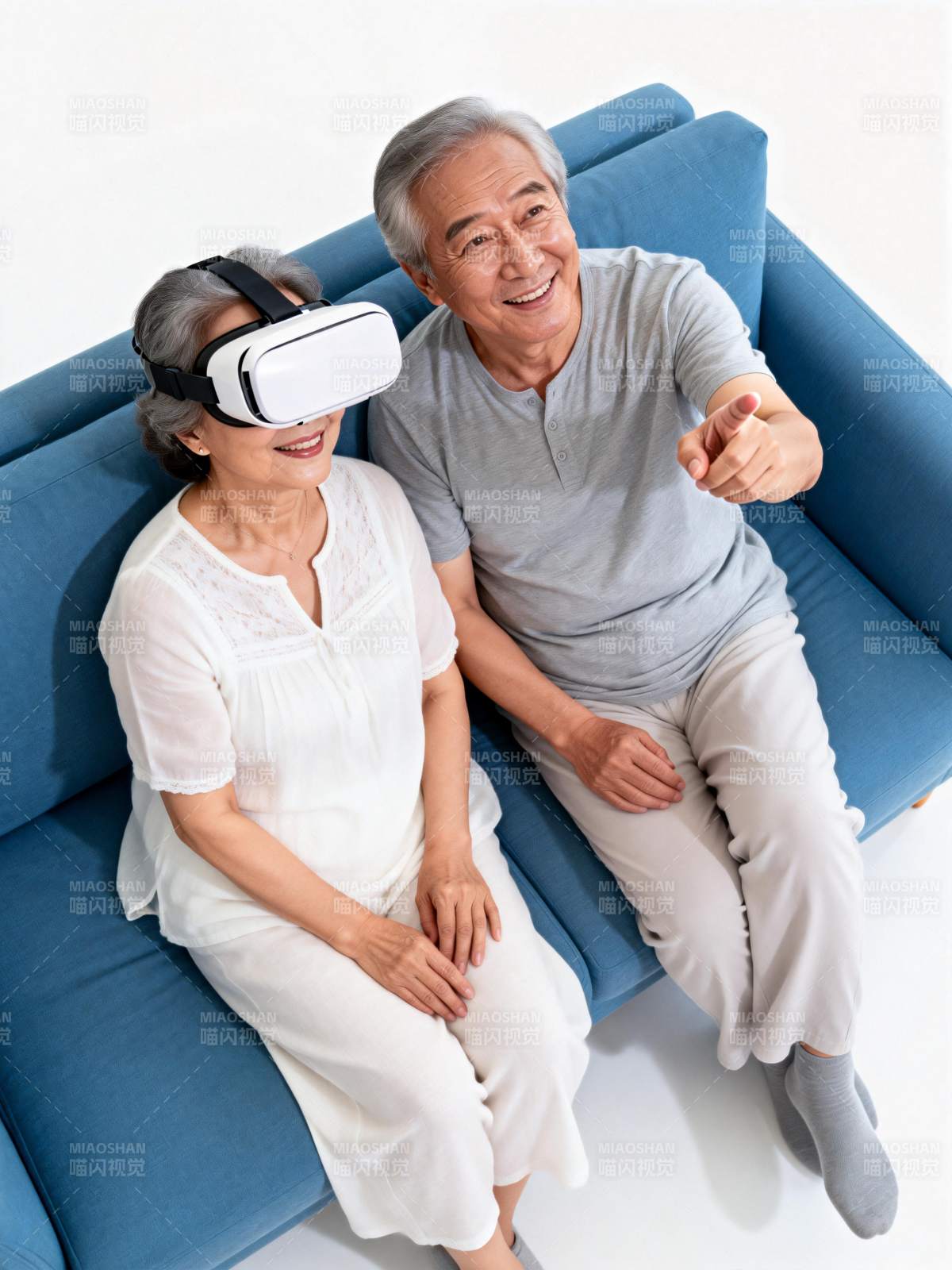 老人畅享VR乐趣图片