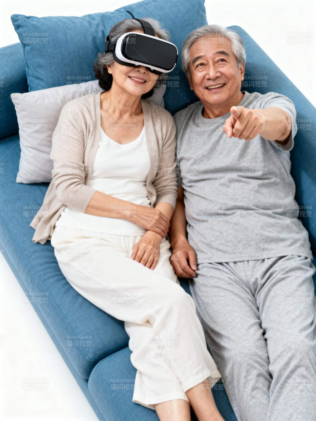 老人体验VR乐趣图片