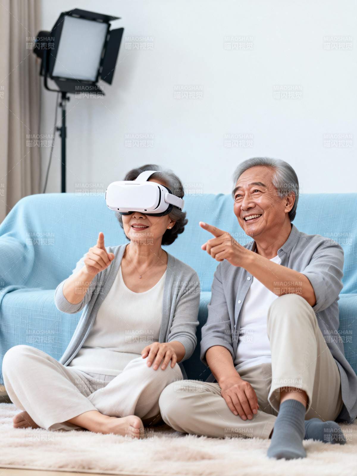 老人畅享VR时光图片