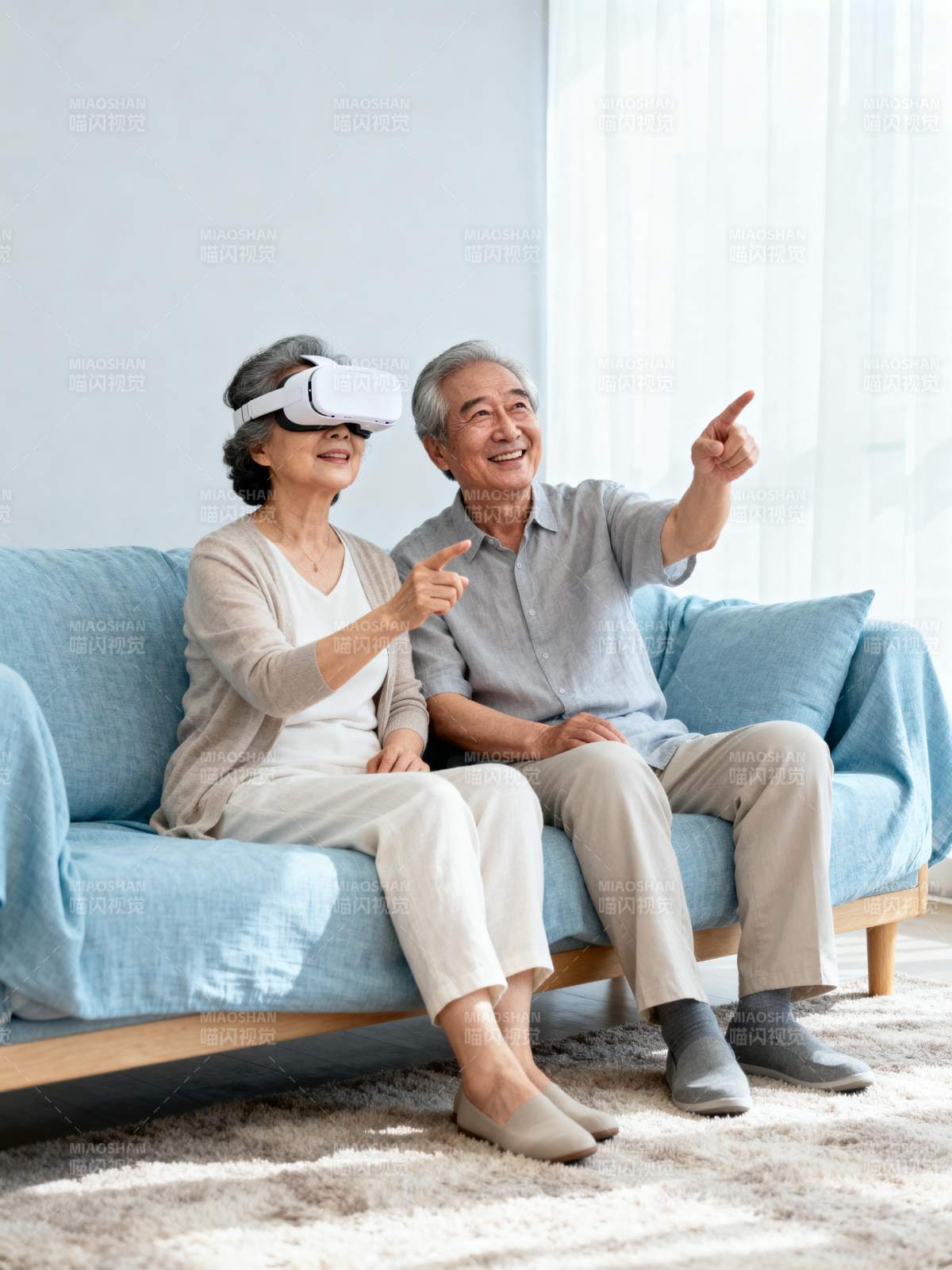 老人畅享VR时光图片