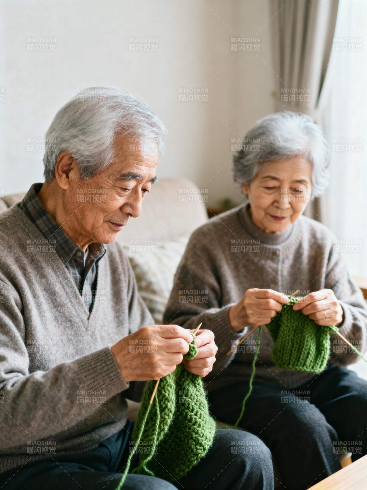 老夫妇温馨织毛衣图片