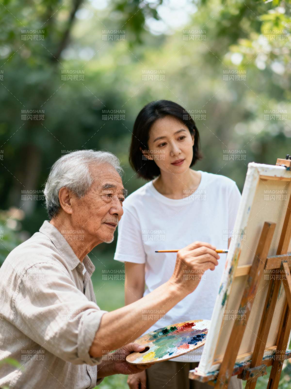 老人作画 女子旁观图片