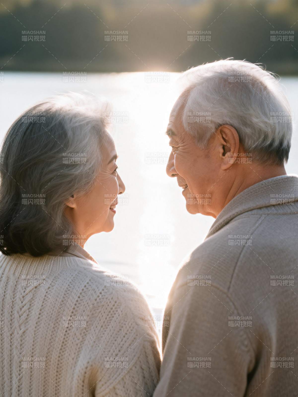 夕阳下的深情对望图片