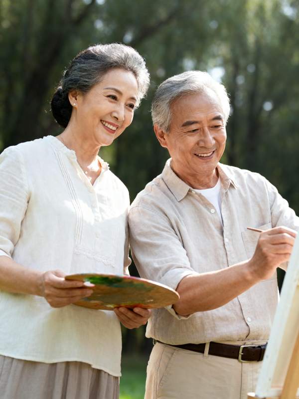 老年夫妇户外作画图片