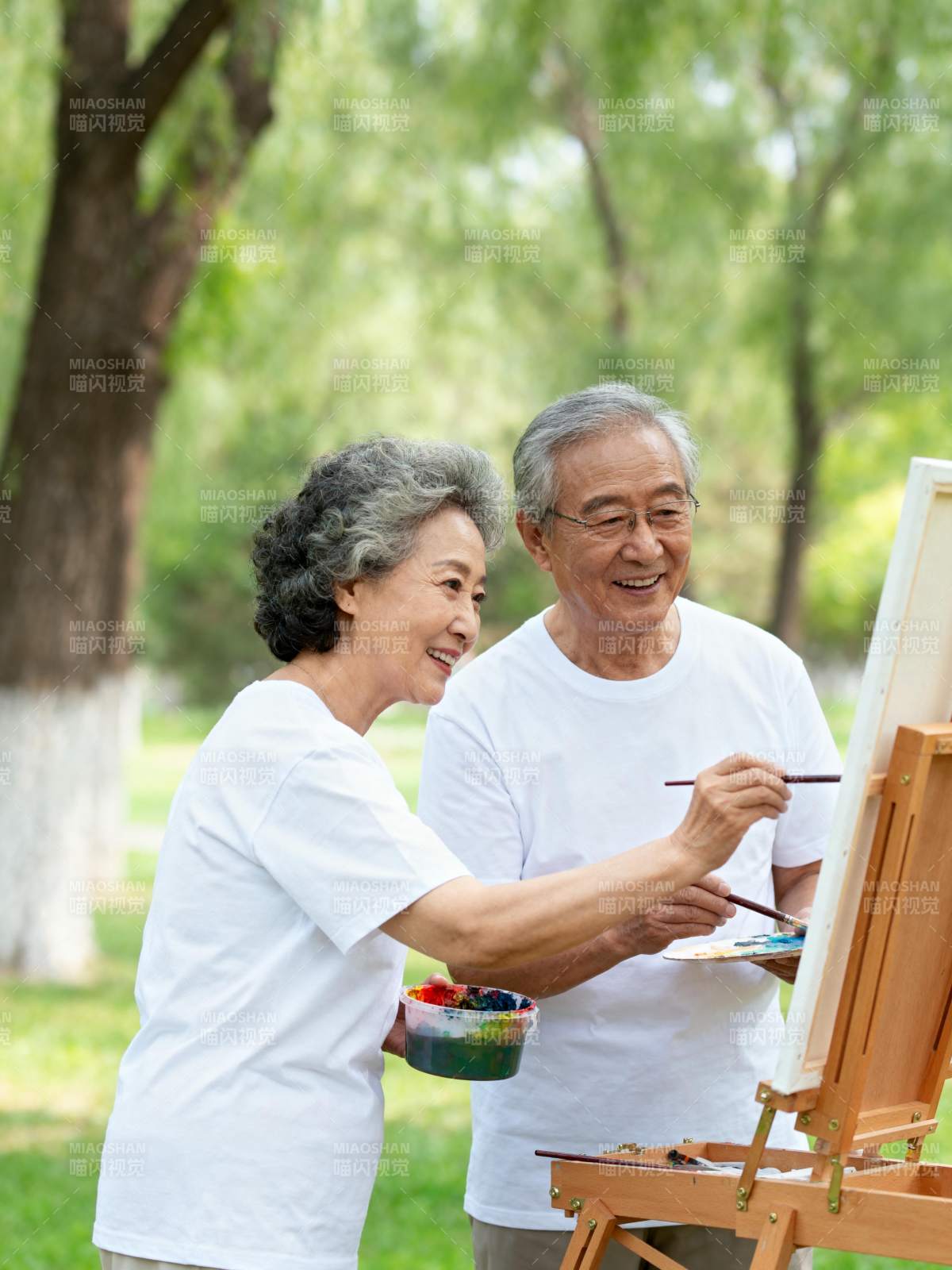 公园写生的幸福老人图片