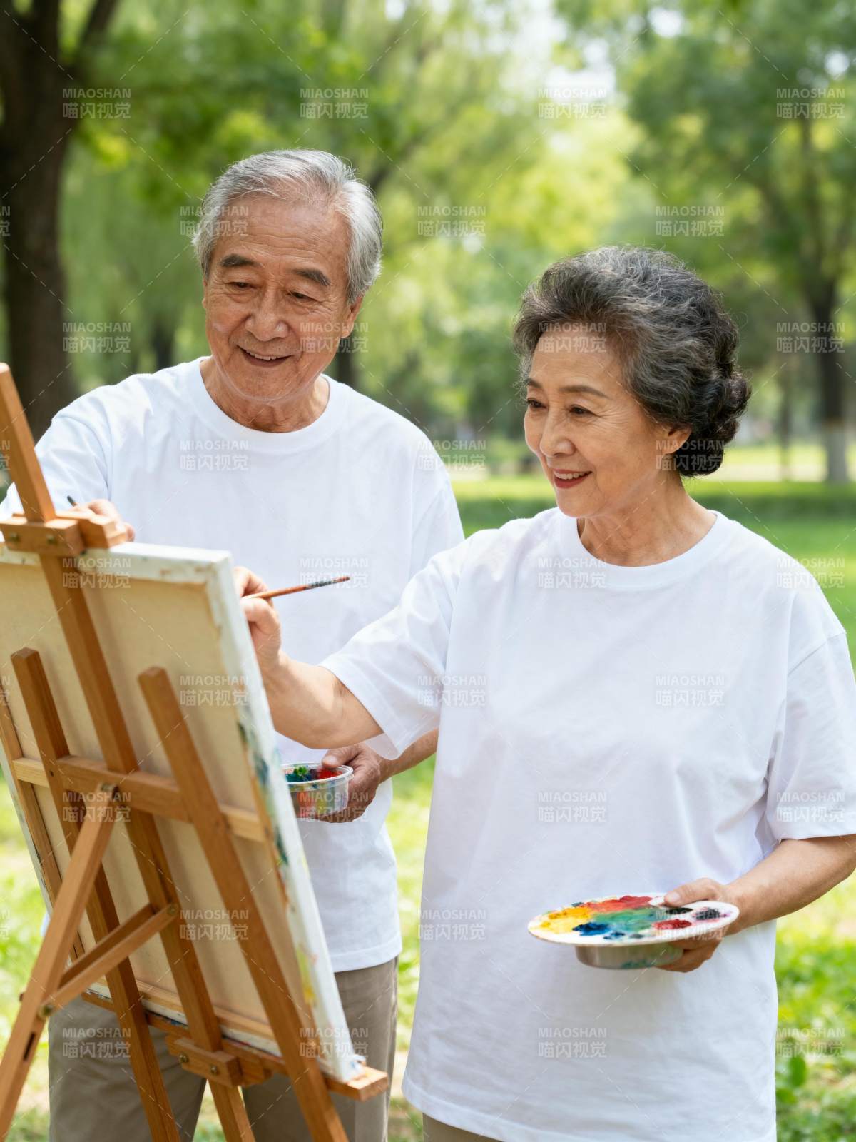 公园里共绘美景图片