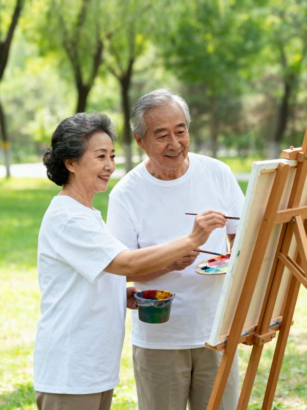 公园写生乐融融图片