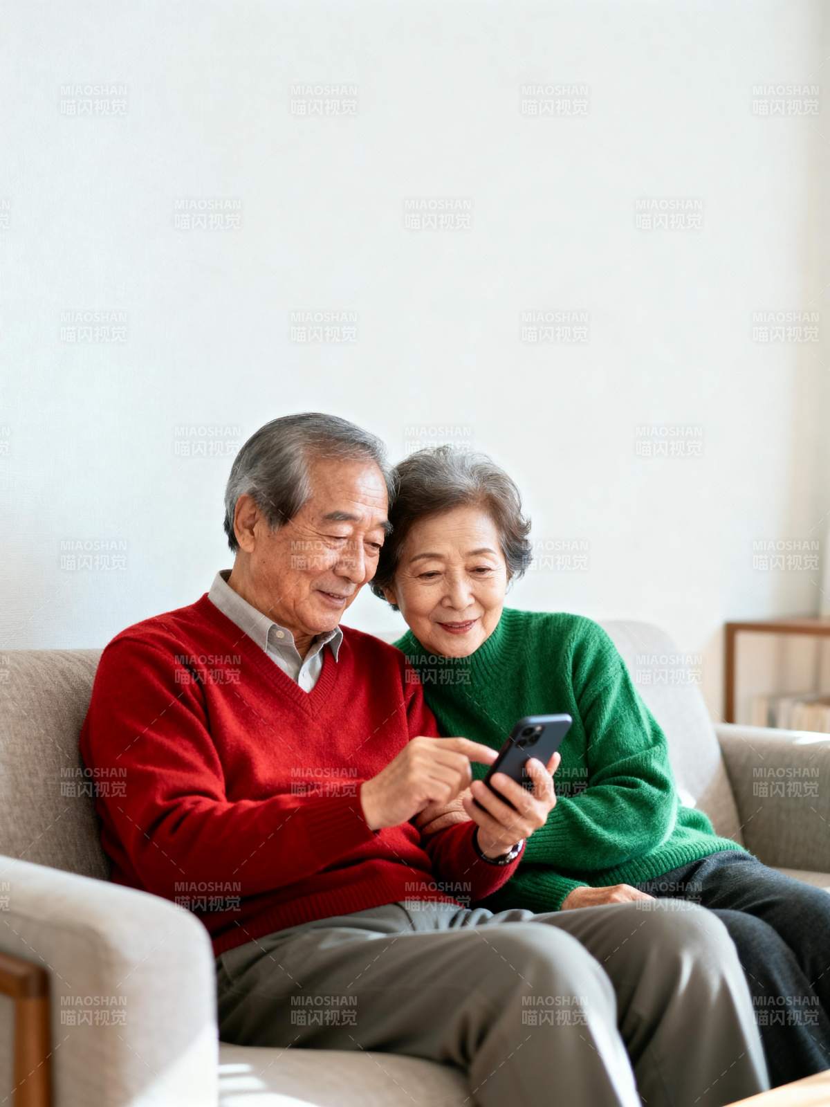 老人共赏手机时光图片