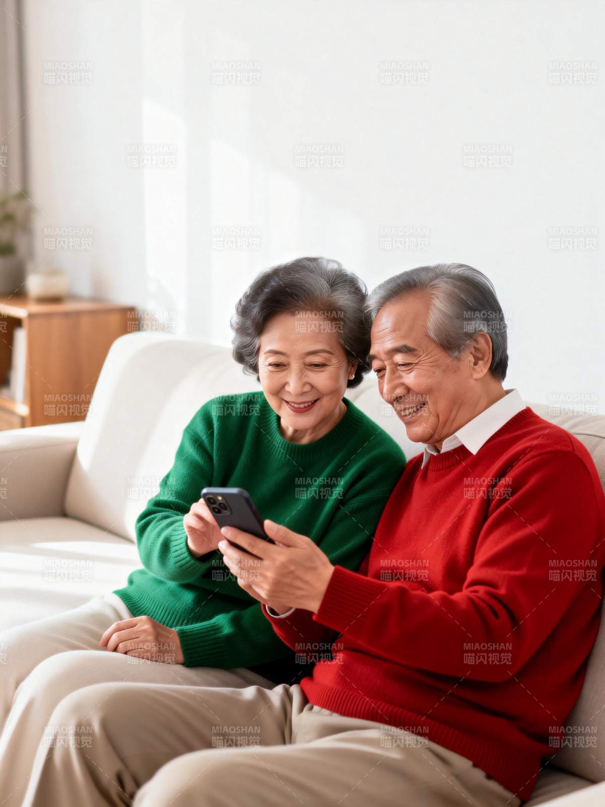 老人共赏手机时光图片