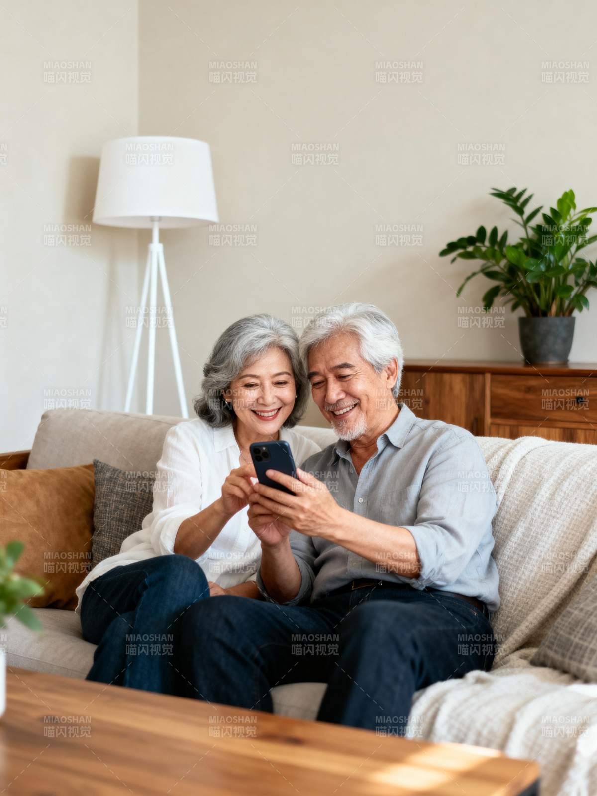 温馨共赏手机时光图片