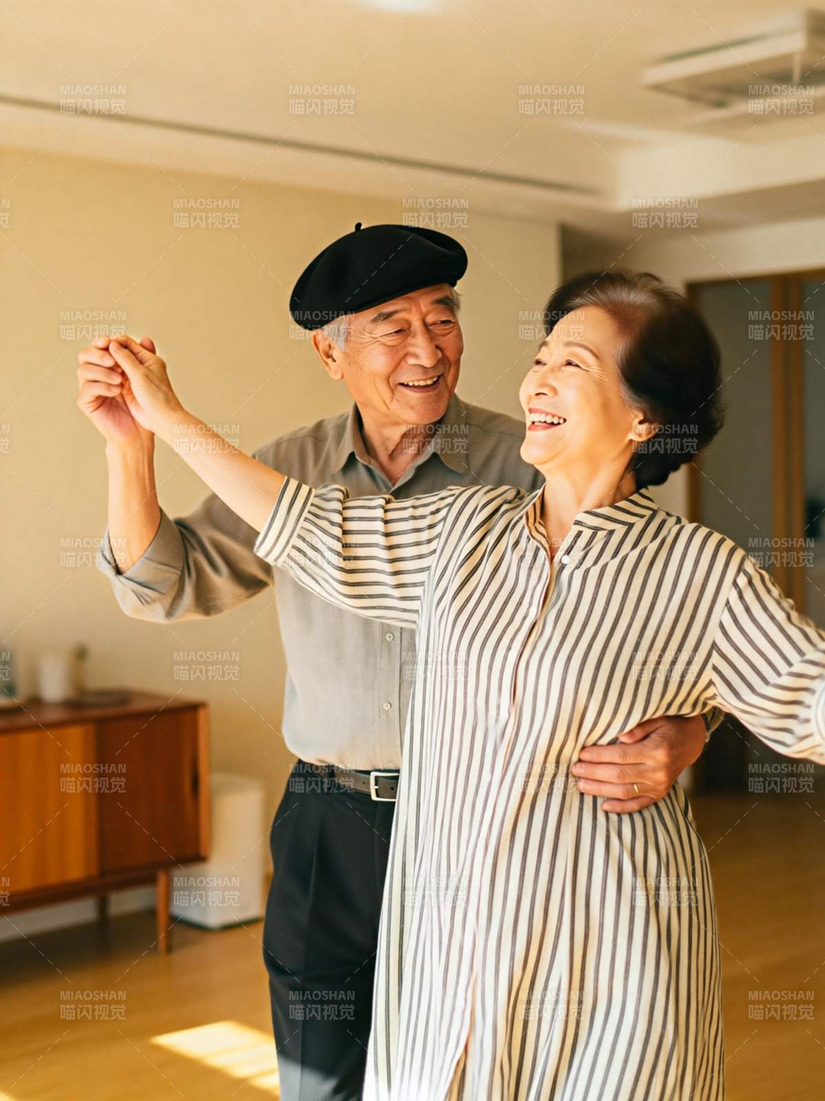 舞动夕阳 幸福相伴图片