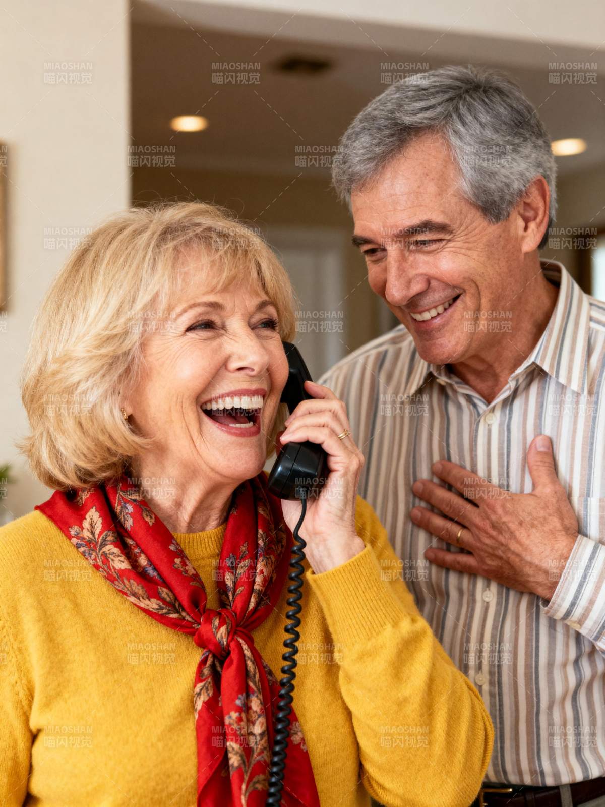 老夫妻电话欢笑图片
