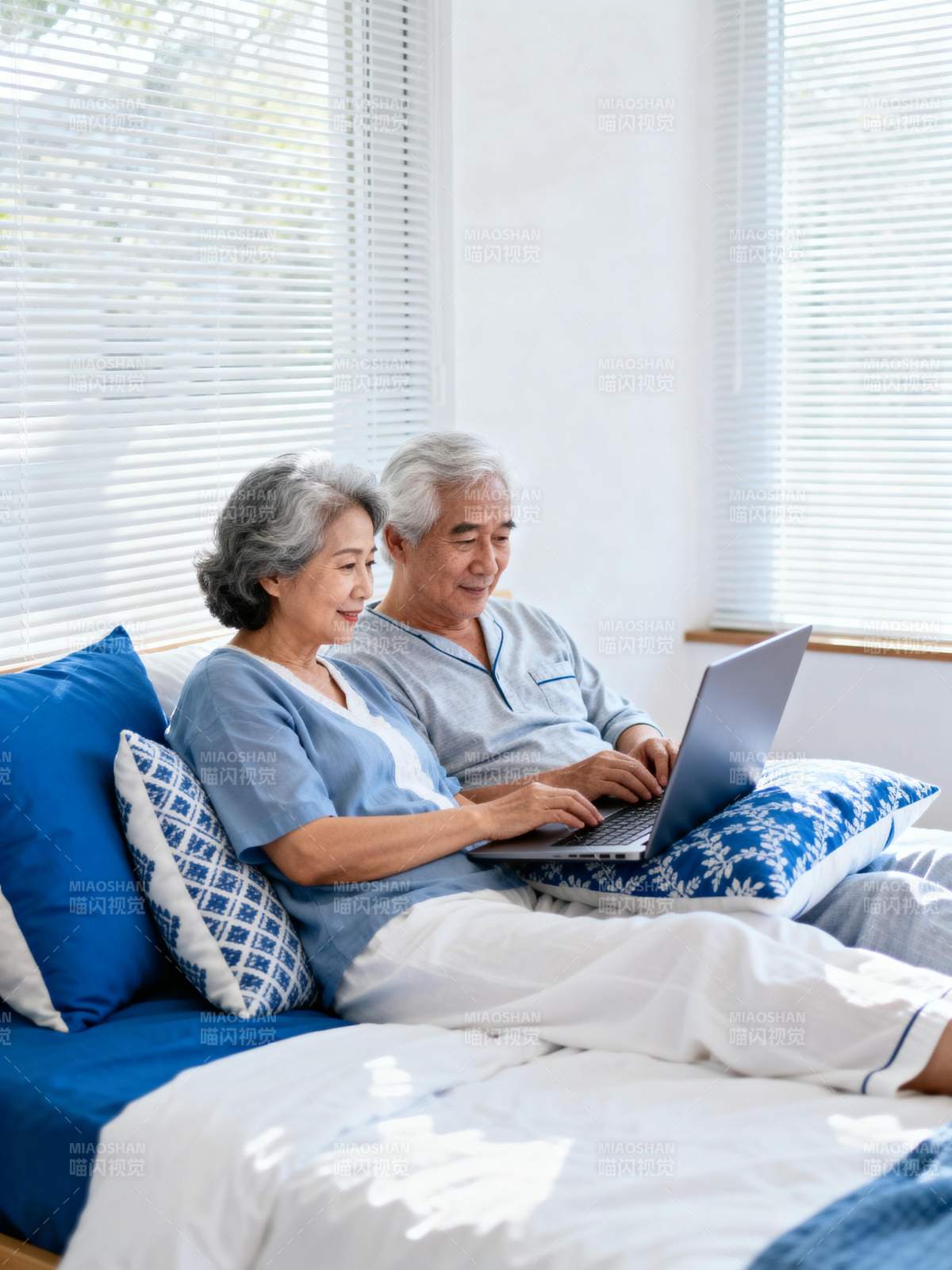 银发夫妇共用电脑图片